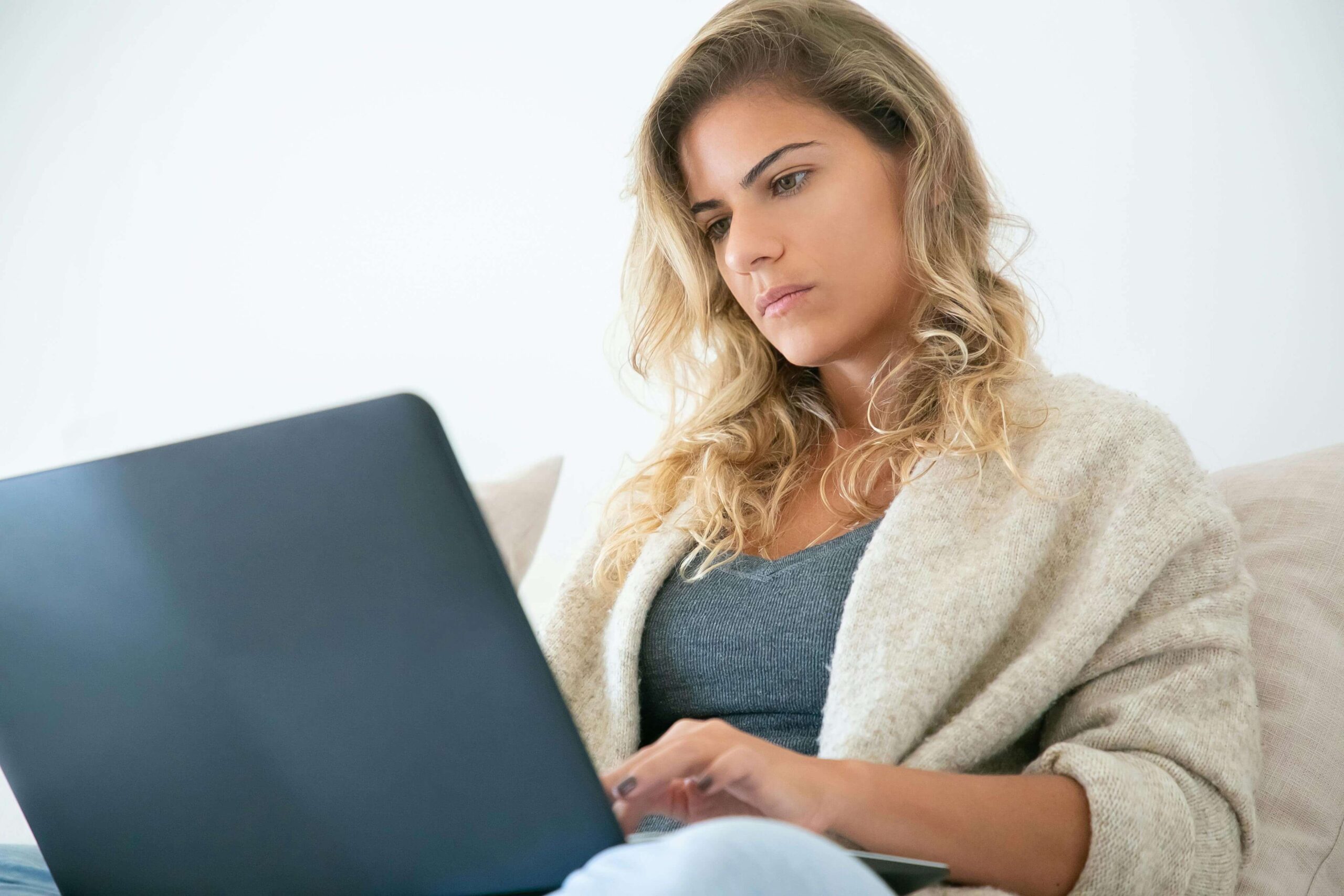 A woman copywriting on laptop